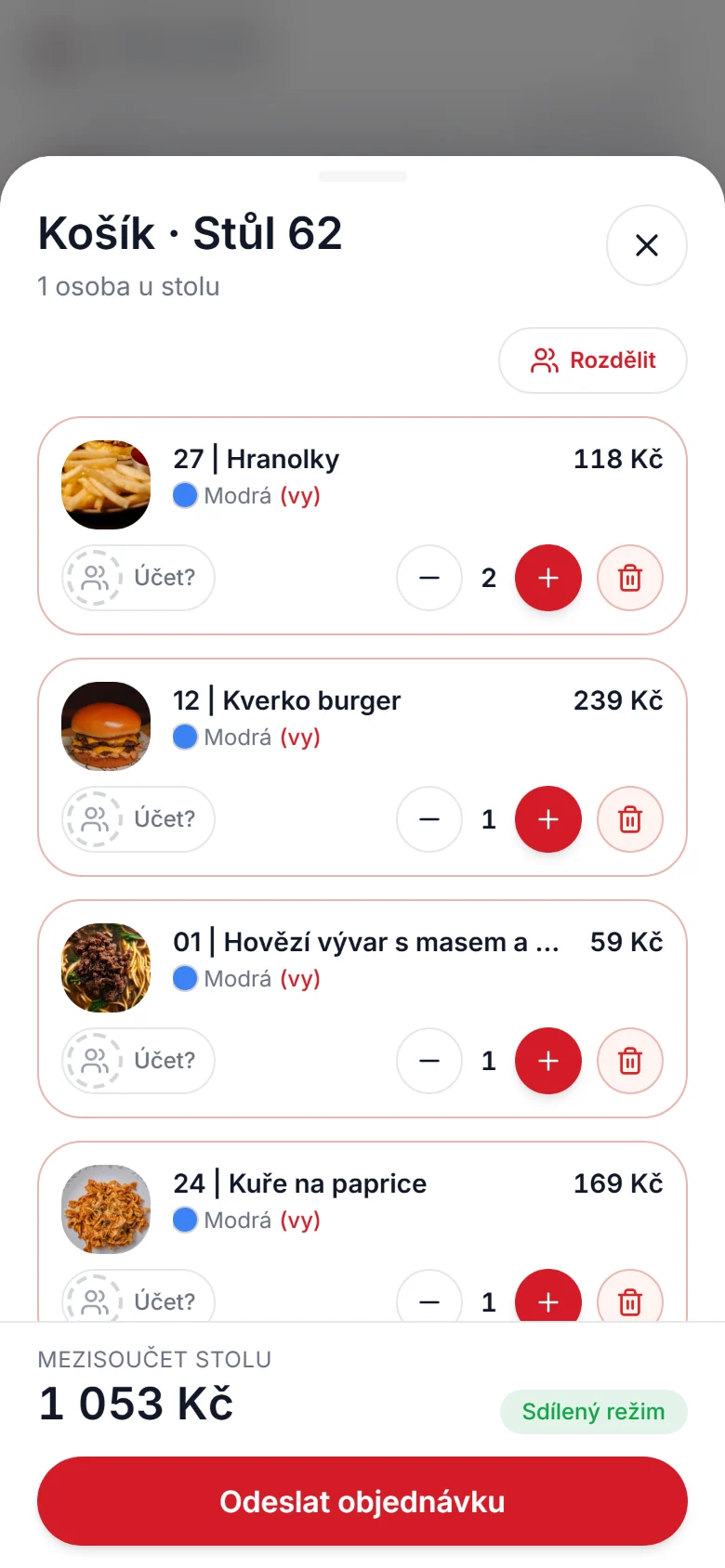 Košík v telefonu hosta s vybranými jídly, mezisoučtem a tlačítkem odeslat