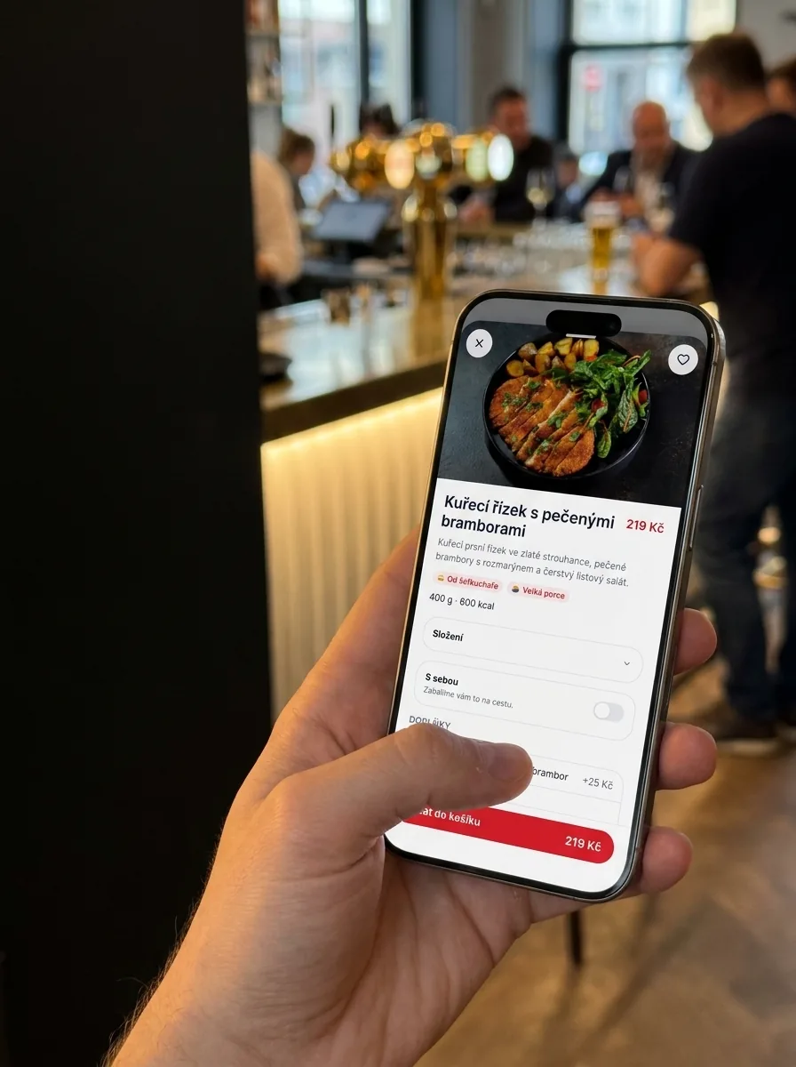 Host drží telefon s aplikací u baru
