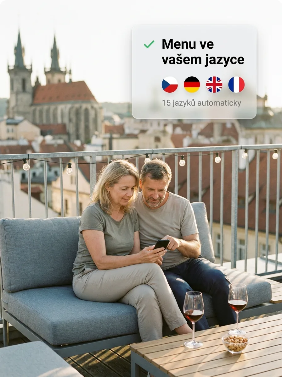 Pár v bistru si prohlíží menu v telefonu