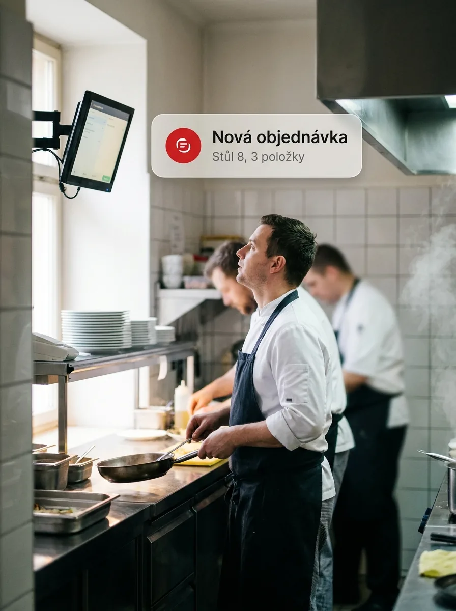 Tři kuchaři u výdeje pod kuchyňskou obrazovkou