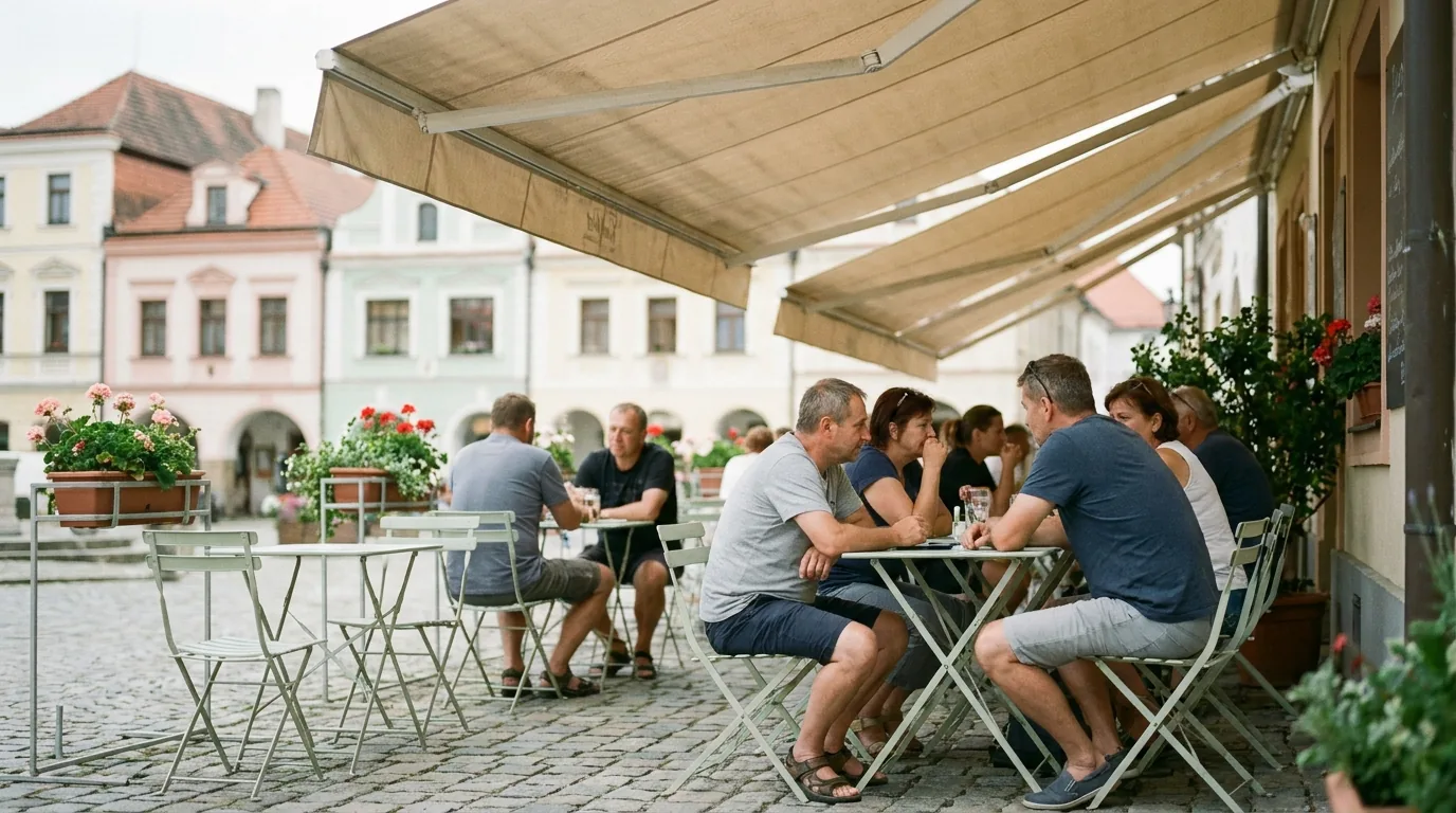 Hosté na terase bistra u stolu s jídlem