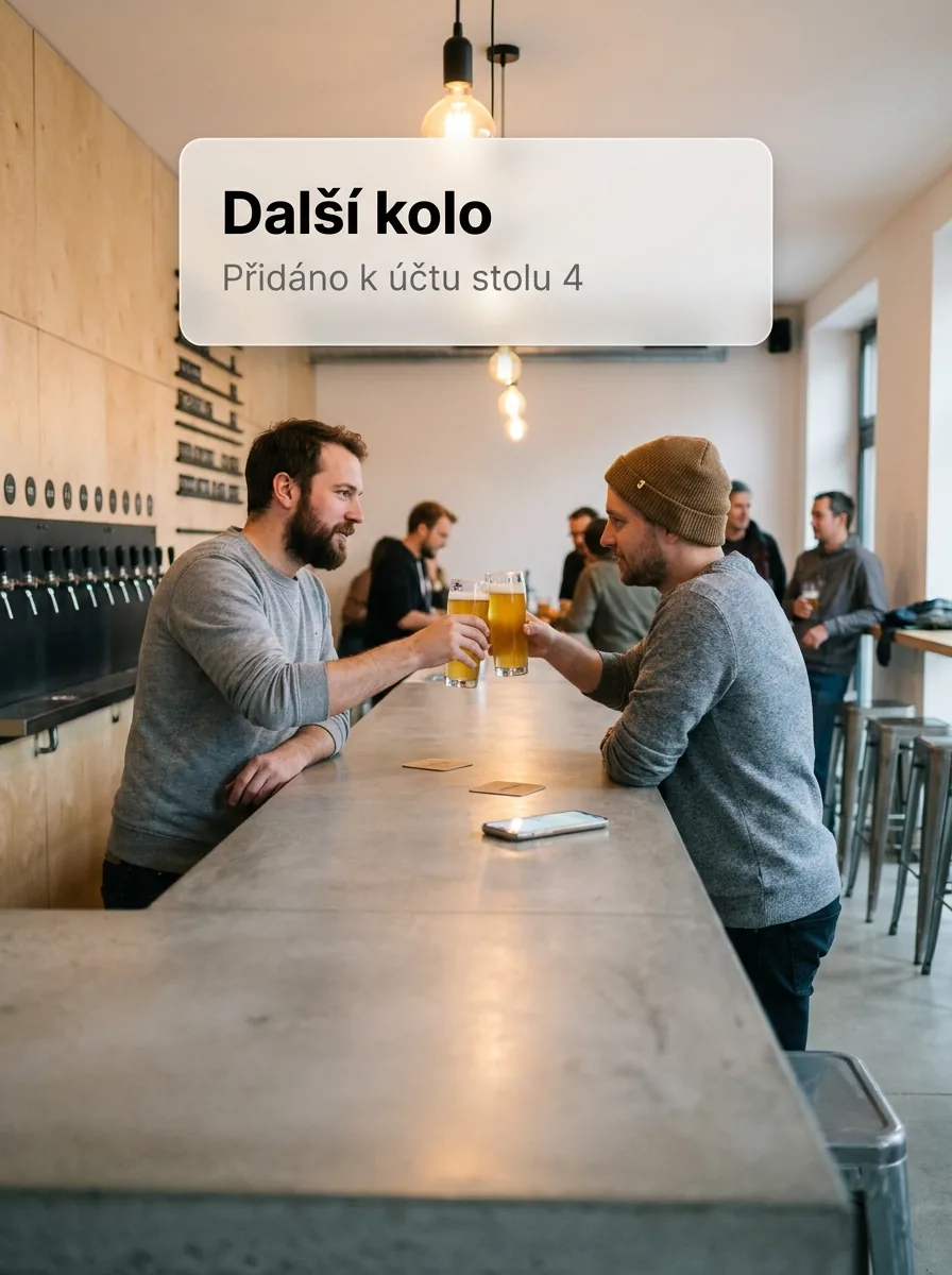 Dva hosté u baru si připíjejí, další kolo přidané k účtu