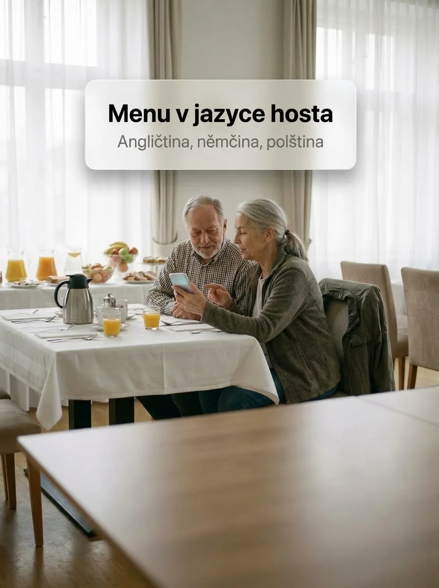 Starší pár u hotelové snídaně čte menu ve svém jazyce