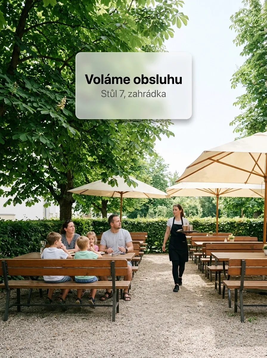 Rodina na letní zahrádce volá obsluhu telefonem