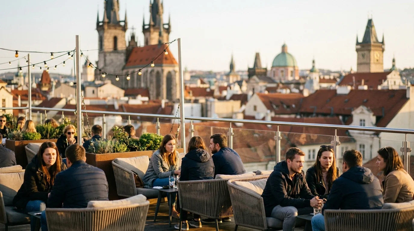 Hosté na střešní terase restaurace za soumraku