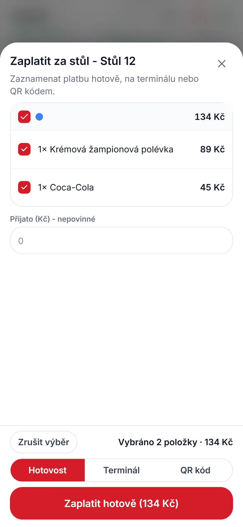 Obsluha bere platbu na svém telefonu
