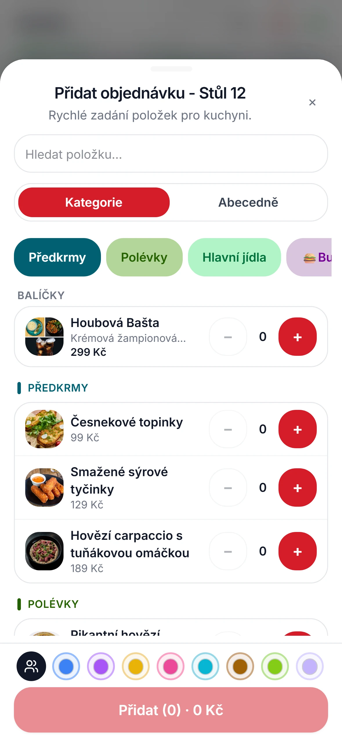 Číšník vybírá jídlo za hosta v menu aplikace