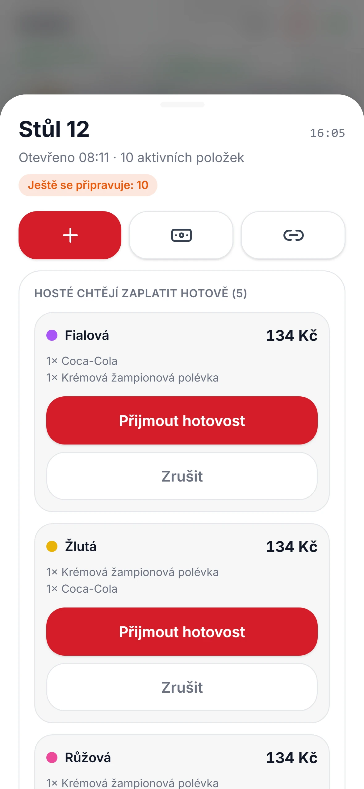 Obsluha potvrzuje hotovost u stolu